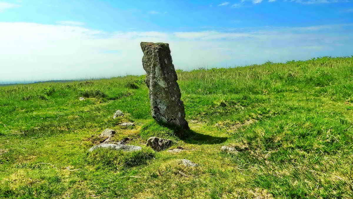 L stone at SX 54415 64550 (140 metres north of the cist)