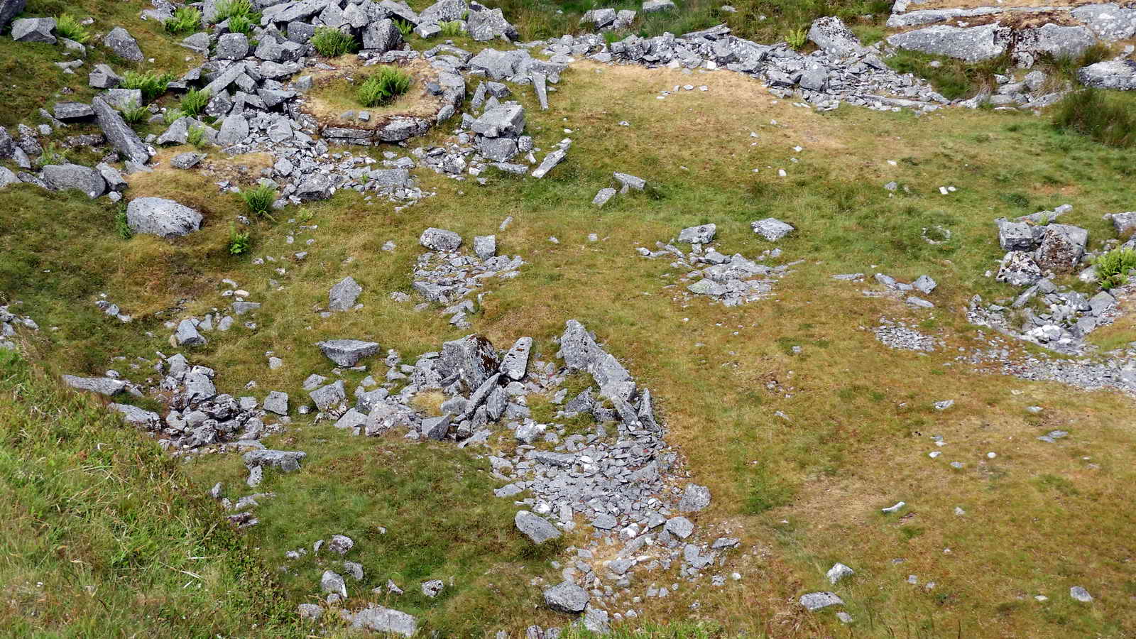 Looking down from SX 56718 73435 onto a crane base and another sett makers’ banker