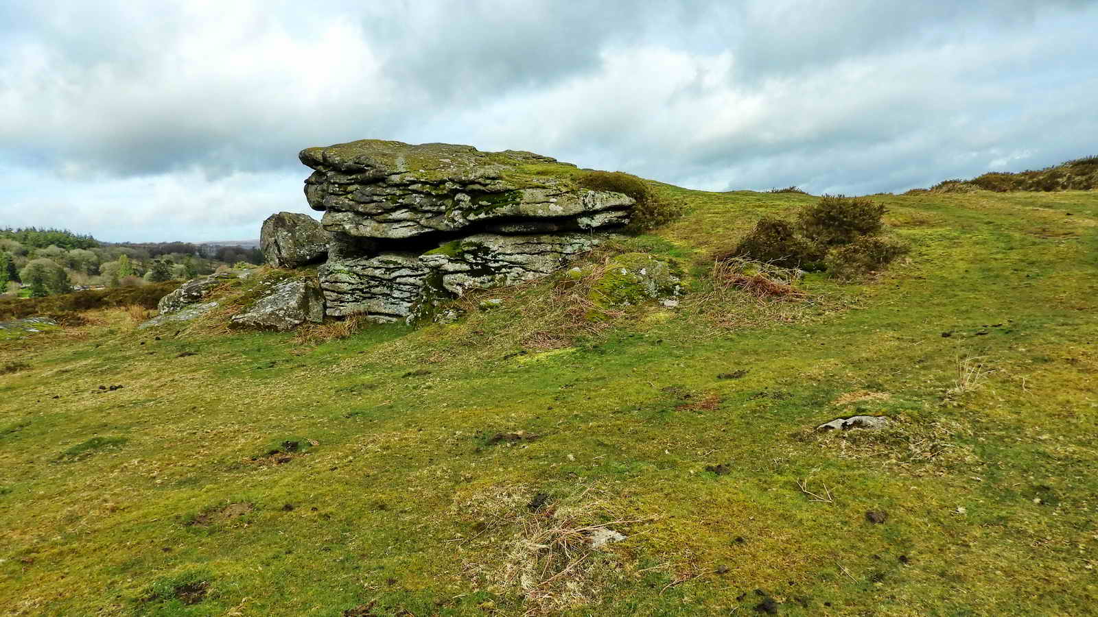 Crippon Rock, on Cripdon Down (vernacular: “Crippon” , Hemery p.724)