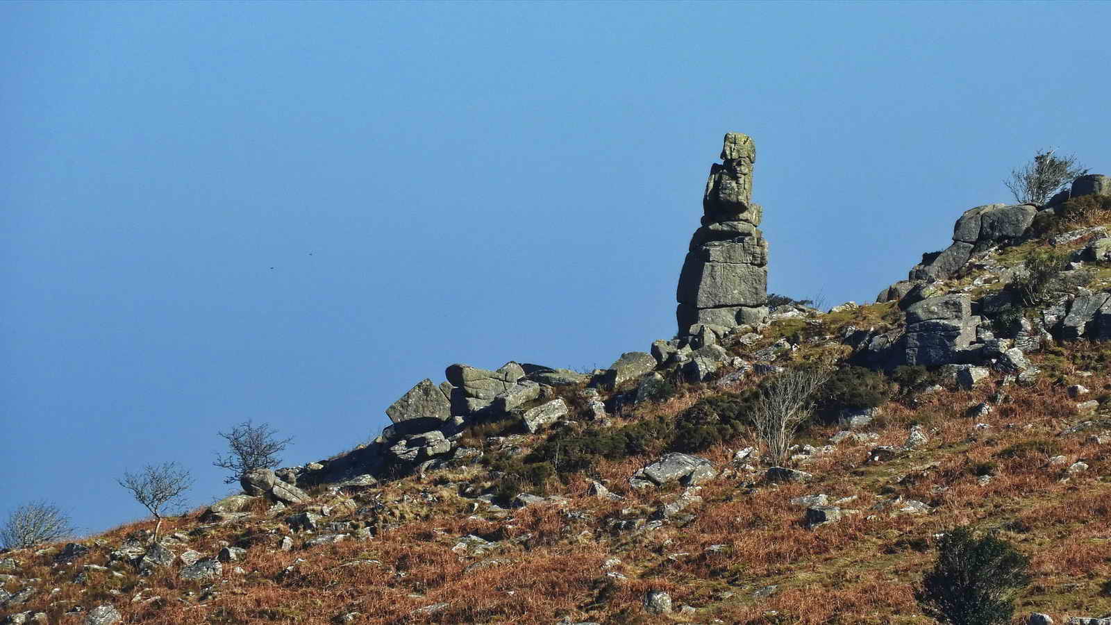 Highly-zoomed view of Bowerman’s Nose from the stile, looking different to the classic view from this angle