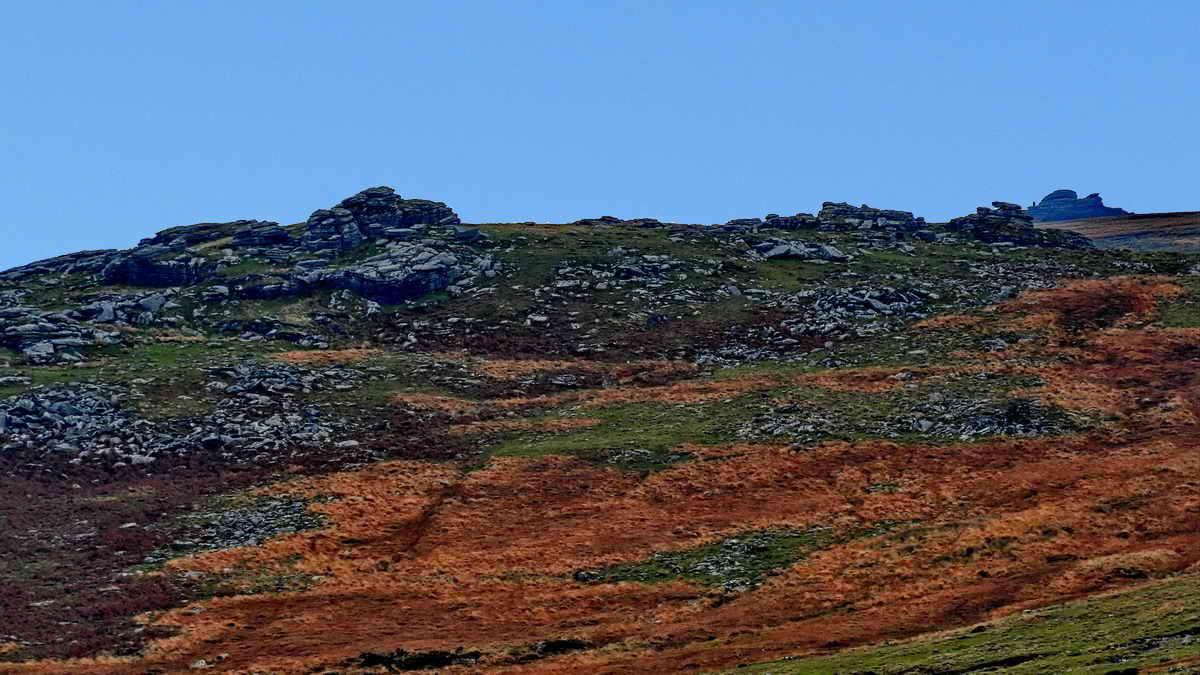 Zoomed picture of Arms tor, 1.4km distant. The “pimple” shown more clearly to be Great Links Tor behind