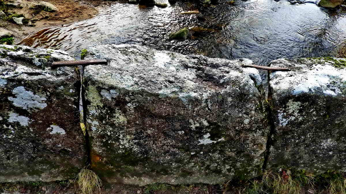 Looking down on the parapet, some stones are secured with iron straps