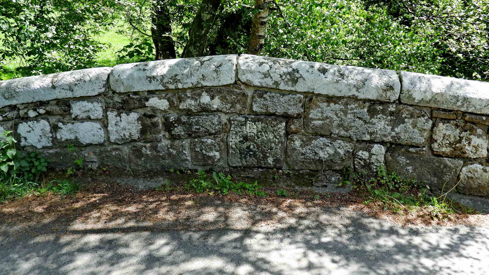 Incised stone in the parapet