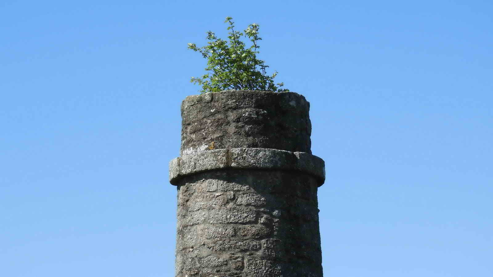 Chimney top with a decorative, binding course of blocks