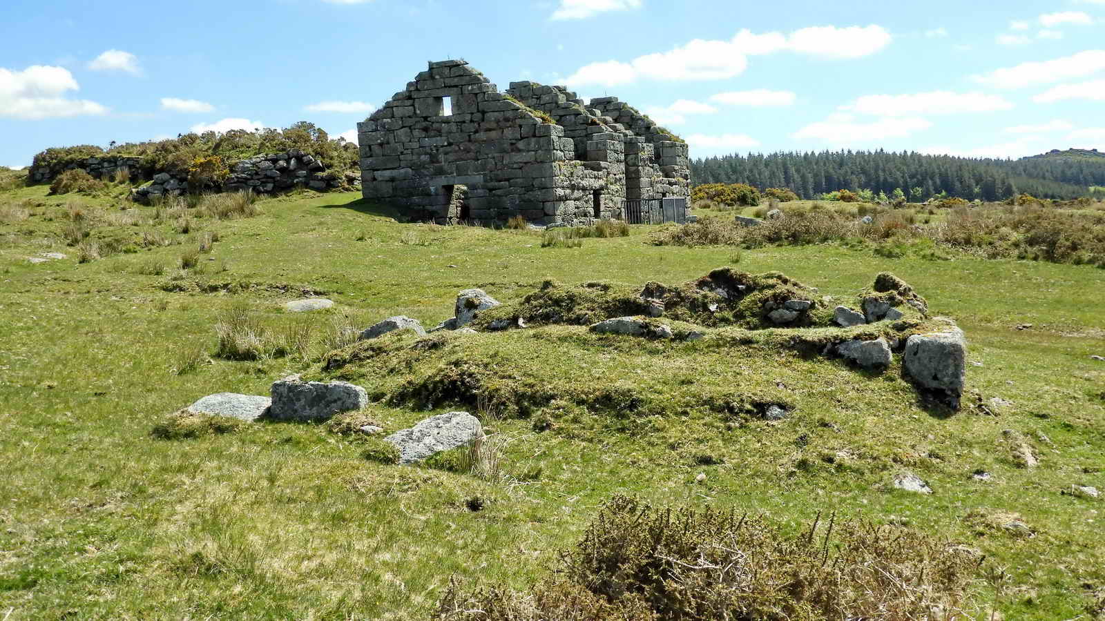 Foreground: 8 (4) Powder Magazine: A small rectangular stone structure, approximately 4 metres by 2.5 metres, completely ruined.